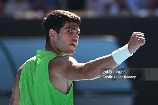 Alcaraz đánh bại Zverev sau 5 set kịch tính, giành vé vào chung kết Australian Open