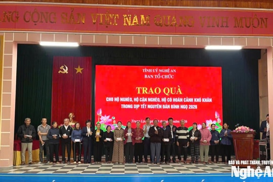 Trưởng Ban Tổ chức Tỉnh ủy Nghệ An thăm, chúc Tết hộ nghèo, hộ có hoàn cảnh khó khăn tại xã Trung Lộc