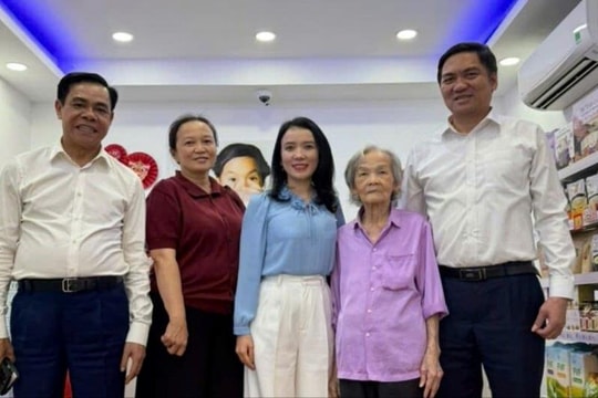Lãnh đạo tỉnh thăm bà Hồng Minh - con gái của 2 bậc tiền bối cách mạng Lê Hồng Phong và Nguyễn Thị Minh Khai