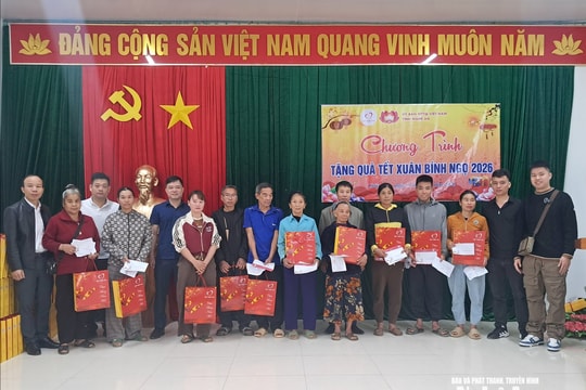 400 suất quà Tết trao tặng hộ nghèo, người yếu thế tại xã Chiêu Lưu