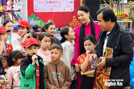 Hoa hậu Hà Kiều Anh, nghệ sĩ Quyền Linh vui cùng người dân vùng cao Nghệ An tại chương trình Xuân biên cương