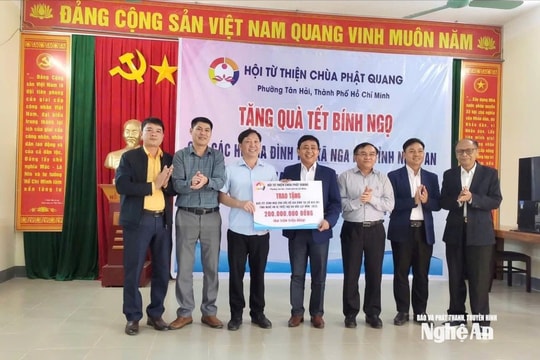 Ban Tuyên giáo và Dân vận Tỉnh ủy Nghệ An trao quà Tết tại xã Nga My