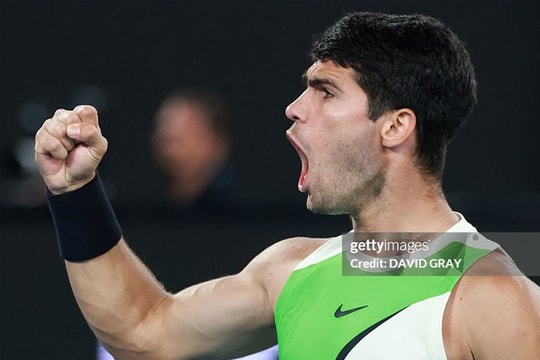Carlos Alcaraz ngược dòng hạ Djokovic, lần đầu vô địch Australian Open 2026