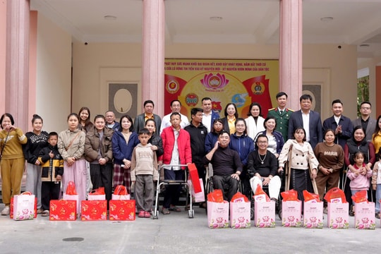 Chương trình 'Xuân ấm Nghệ An' trao 100 suất quà Tết cho người yếu thế ở Cửa Lò