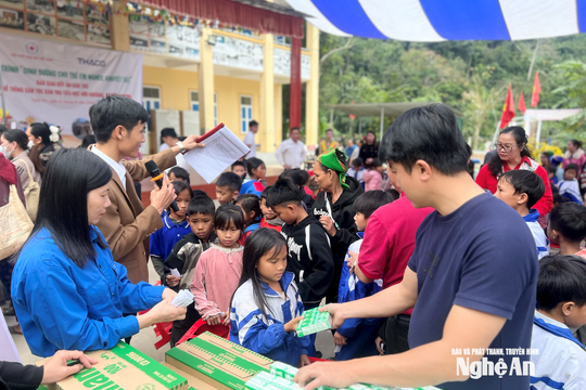 Tết sớm với bà con vùng lòng hồ Hữu Khuông