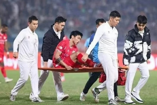 Đoàn Văn Hậu chấn thương ngày tái xuất V-League, HLV Ninh Bình chỉ trích trọng tài