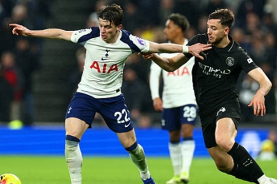 Siêu phẩm bọ cạp của Solanke giúp Tottenham cầm hòa Man City 2-2 kịch tính