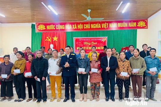 Ban Tổ chức Tỉnh ủy phối hợp với Thuế tỉnh Nghệ An trao quà Tết người nghèo
