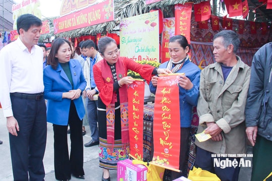 Đồng chí Võ Thị Minh Sinh thăm, tặng quà, chúc Tết tại xã Quế Phong