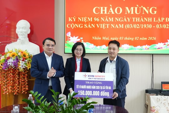 Phó Chủ tịch UBND tỉnh Phùng Thành Vinh trao quà Tết tại các xã Nhôn Mai, Hữu Khuông và Yên Na