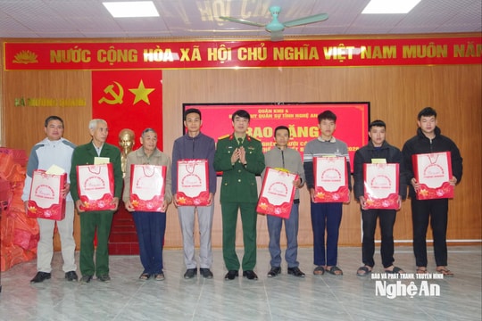 Bộ Chỉ huy Quân sự tỉnh thăm, tặng quà Tết người nghèo tại xã Mường Quàng