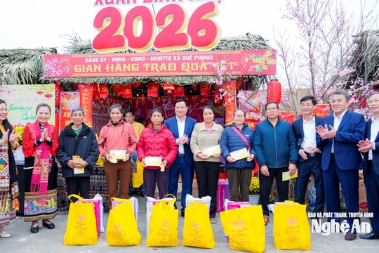 Bí thư Tỉnh uỷ Nguyễn Khắc Thận thăm, chúc Tết đồng bào, cán bộ, lực lượng vũ trang khu vực miền núi