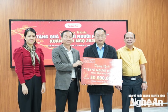 Báo và phát thanh, truyền hình Nghệ An trao quà Tết tới người dân xã Mường Quàng
