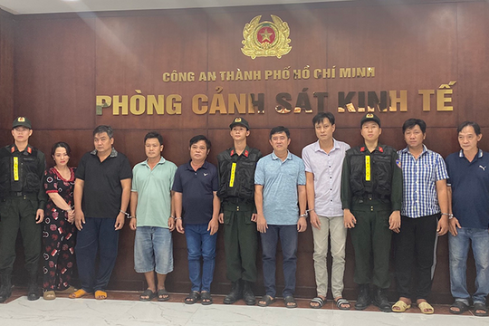 Triệt phá đường dây sản xuất xăng giả quy mô lớn, bắt 8 đối tượng