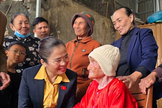 Đồng chí Võ Thị Minh Sinh thăm, tặng quà, chúc Tết tại phường Tân Mai và đồn biên phòng Quỳnh Phương