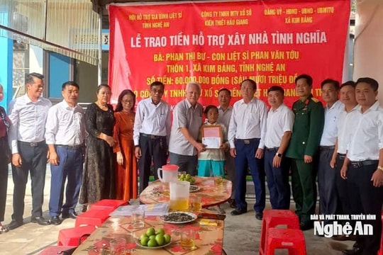 Trao gần 325 triệu đồng hỗ trợ xây nhà tình nghĩa và quà Tết cho thân nhân liệt sĩ