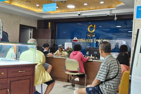 Giá vàng cập nhật lúc 10h sáng hôm nay 4/2/2026: Giá vàng SJC tăng lên 180 triệu; thế giới tăng vượt 5000 USD