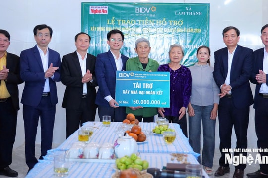 Bàn giao nhà ở cho 2 hộ nghèo ở xã Lam Thành
