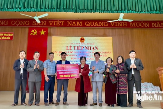 Hội đồng hương Nghệ An, CLB Dân ca Ví, giặm tại Hà Nội trao 250 triệu đồng quà Tết cho người nghèo xã Bích Hào