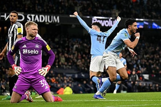 Manchester City vùi dập Newcastle để hẹn Arsenal tại chung kết EFL Cup