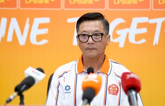 HLV Lê Huỳnh Đức khen ngợi tân binh Việt kiều Khoa Ngô sau màn ra mắt V-League