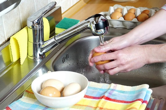 Mẹo bảo quản trứng đúng cách: Vì sao tuyệt đối không nên rửa trứng khi mua về?