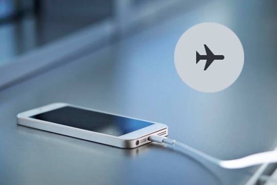 Bật chế độ máy bay có giúp điện thoại sạc nhanh hơn không?