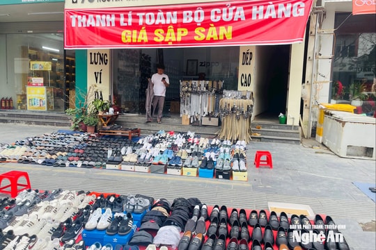Muôn kiểu xả hàng, giảm giá sốc trên các tuyến phố dịp cận Tết