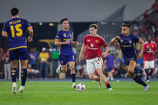 Michael Carrick đặt niềm tin vào Jack Moorhouse: Lời giải cho tuyến giữa Man Utd