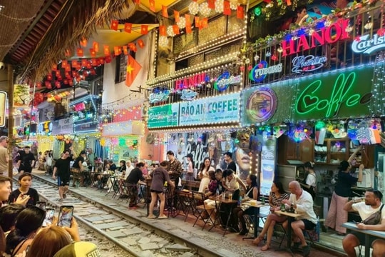 Hà Nội: Trải nghiệm 24 giờ khám phá thủ đô với chưa đầy 700.000 đồng của khách Tây