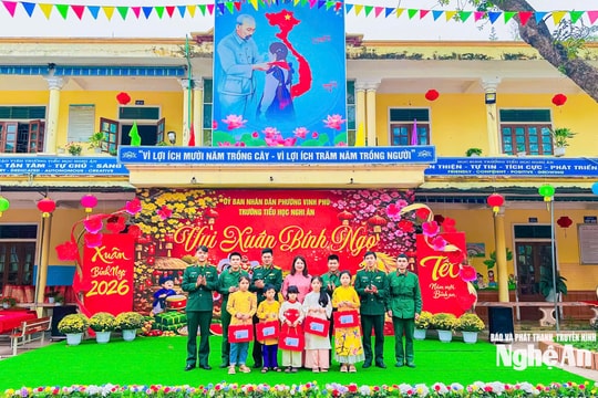 Trao tặng 76 suất quà và trải nghiệm “Khám phá Tết xưa” cho học sinh