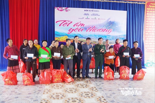 "Tết ấm yêu thương" đến với nhân dân vùng biên Nghệ An