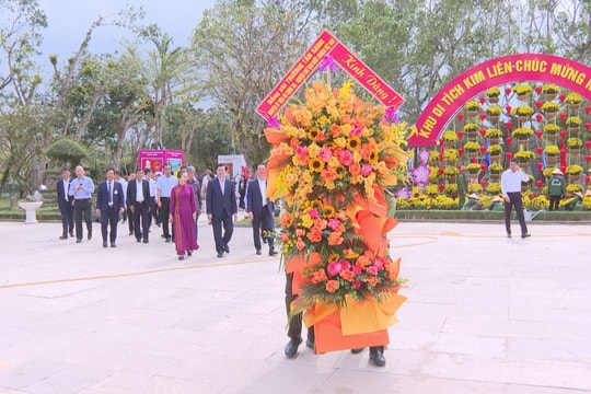 Nguyên Chủ tịch nước Trương Tấn Sang dâng hoa, dâng hương tưởng niệm Chủ tịch Hồ Chí Minh