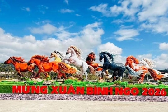 Tết 2026: Chiêm ngưỡng dàn linh vật ngựa độc đáo khắp mọi miền Tổ quốc