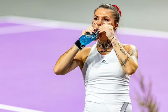 Oleksandra Oliynykova: Tay vợt xăm mặt gây bão khi từ chối bắt tay đối thủ tại Transylvania Open