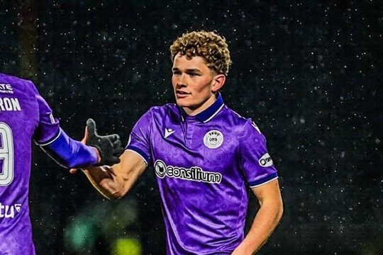 Jacob Devaney gây sốt tại Scotland với siêu phẩm đầu tay cho St Mirren