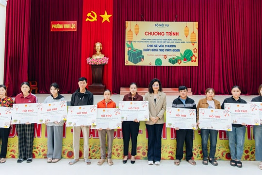 Trao 100 triệu đồng hỗ trợ người dân phường Vinh Lộc khắc phục hậu quả thiên tai