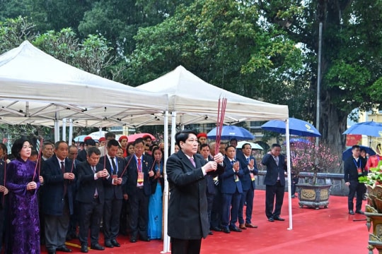 Chủ tịch nước Lương Cường cùng đại biểu kiều bào dâng hương tại Tượng đài Lý Thái Tổ và đền Ngọc Sơn