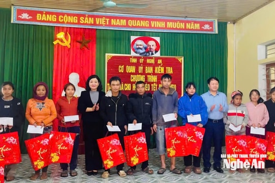 Ủy ban Kiểm tra Tỉnh ủy Nghệ An trao quà Tết tặng các gia đình có hoàn cảnh khó khăn tại xã Môn Sơn