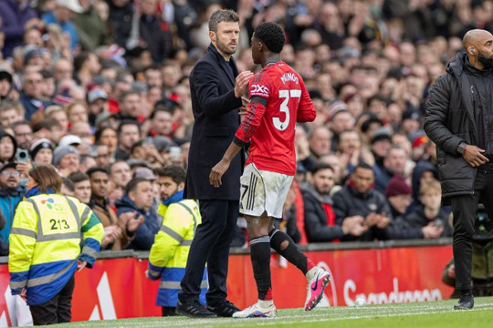 Ian Wright khẳng định Kobbie Mainoo làm bẽ mặt Ruben Amorim sau màn tỏa sáng trước Tottenham