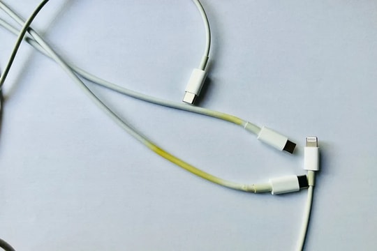 Tại sao cáp sạc Apple thường bị ố vàng và rủi ro cháy nổ tiềm ẩn