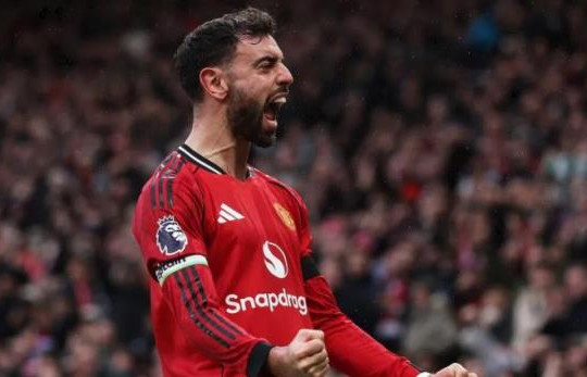 Bruno Fernandes cán mốc 200 bàn thắng và kiến tạo trong chiến thắng của MU trước Tottenham
