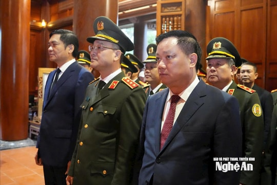 Thứ trưởng Bộ Công an Phạm Thế Tùng dâng hương tưởng niệm Chủ tịch Hồ Chí Minh tại Khu Di tích Quốc gia đặc biệt Kim Liên