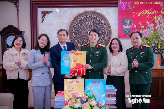 Báo và phát thanh, truyền hình Nghệ An tặng ấn phẩm báo Xuân tới cán bộ, chiến sĩ Bộ Chỉ huy Quân sự tỉnh, Ban Chỉ huy Bộ đội Biên phòng tỉnh
