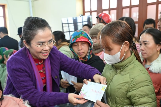 Phó Bí thư Tỉnh ủy Võ Thị Minh Sinh thăm, chúc Tết các xã Mường Lống, Huồi Tụ