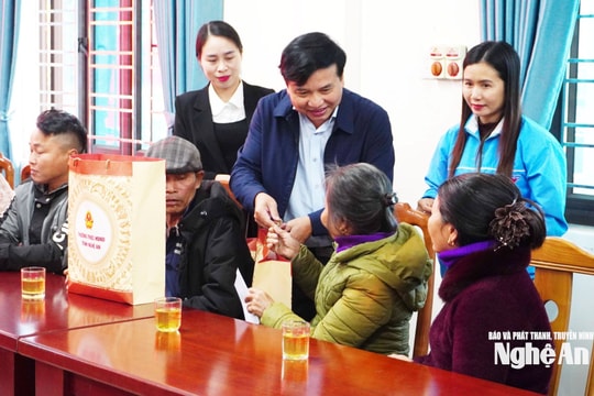 Phó Chủ tịch Hội đồng nhân dân tỉnh Nguyễn Như Khôi tặng quà Tết cho hộ nghèo tại xã Vân Du, Vân Tụ