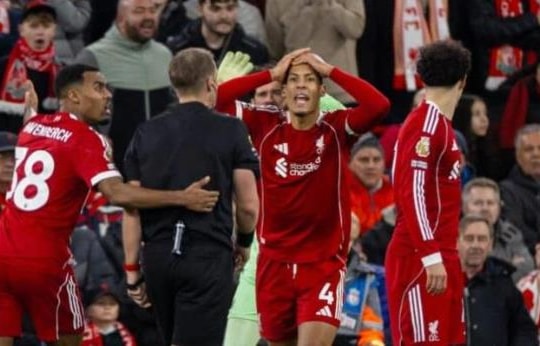 Liverpool thua ngược Man City 1-2: 10 phút thảm họa và sai lầm chí mạng của Alisson