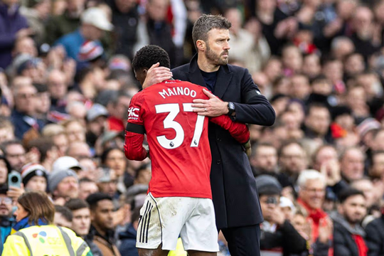 Michael Carrick và lời cảnh báo về người đá cặp tương lai của Kobbie Mainoo