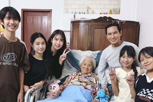 Lý Hải - Minh Hà cùng 4 con về Mỹ Tho thăm mẹ ruột gần 100 tuổi dịp cận Tết