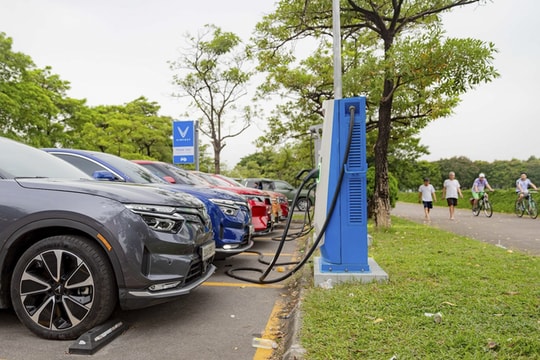 VinFast công bố miễn phí sạc pin ô tô 3 năm và đổi pin xe máy đến năm 2028